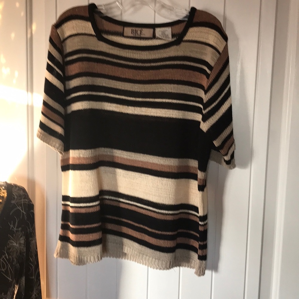 Bricé petite size L knit shirt sleeve top
